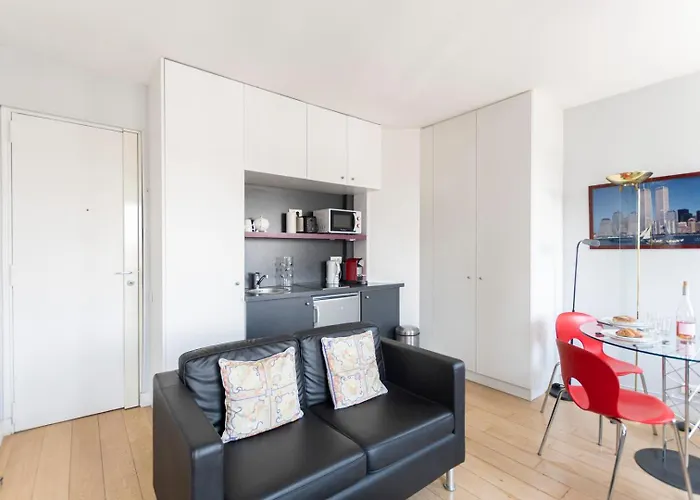 GuestReady - Bright&Cosy Apt w Eiffel Tower view!